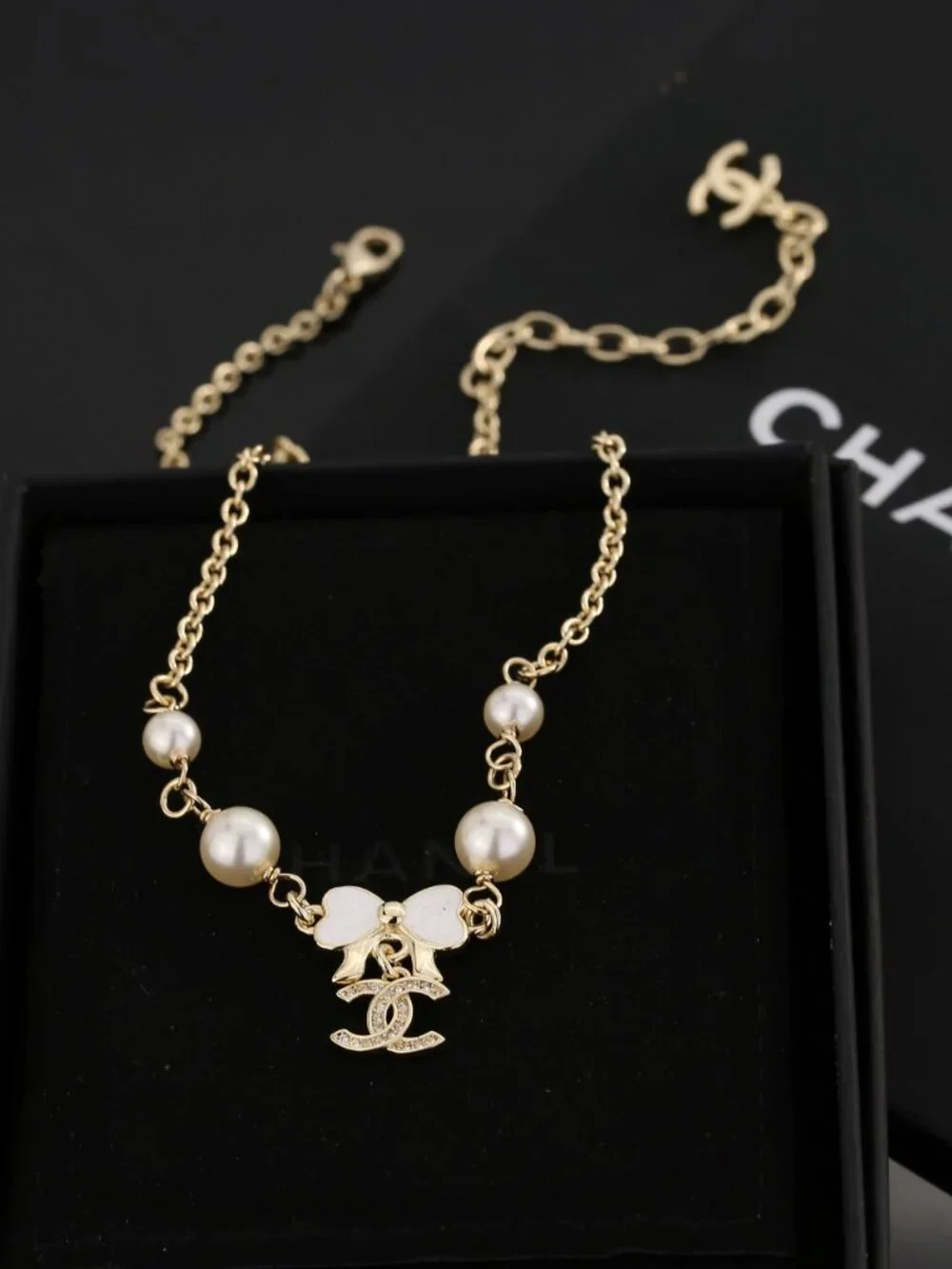 Authentic Chanel White Shell Bow Pearl Crystal CC Choker Necklace | Brand New Un - Picture 3 of 5
